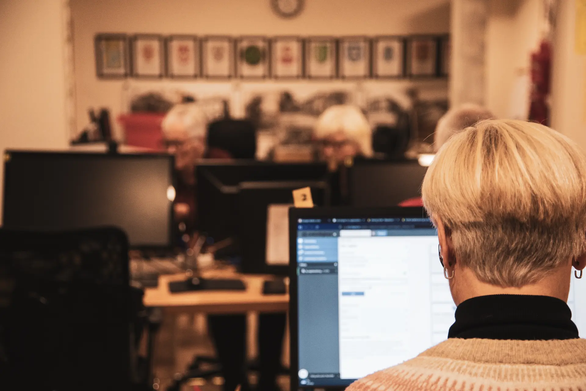 Person vid datorskärm i föreningens lokal